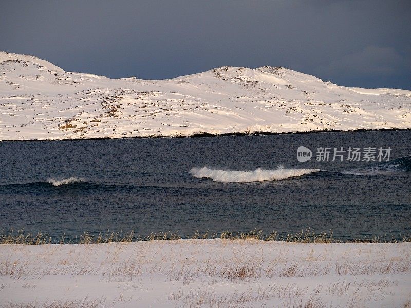 冬季峡湾的波浪- 2